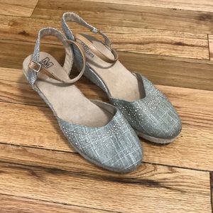 Beaded closed toe wedges